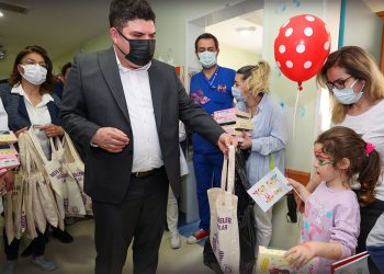 Hastanedeki çocuklara 23 Nisan sürprizi