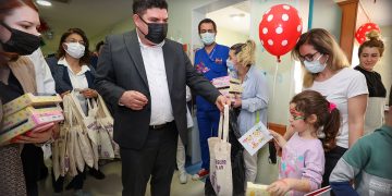 Hastanedeki çocuklara 23 Nisan sürprizi
