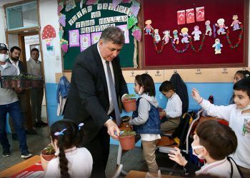 BAŞKAN TUGAY ÇOCUKLARA ‘ÇİLEK FİDESİ’ DAĞITTI