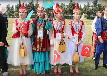 FOÇADAKİ BAYRAM SEVİNCİNE KAZAK VE ROMEN ÇOCUKLARDA KATILDI