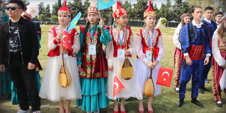 FOÇADAKİ BAYRAM SEVİNCİNE KAZAK VE ROMEN ÇOCUKLARDA KATILDI