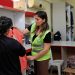Bayraklı’da sosyal marketler yüzleri güldürüyor