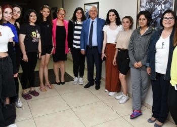 Başkan Selvitopu iftara davet eden öğrencileri kırmadı