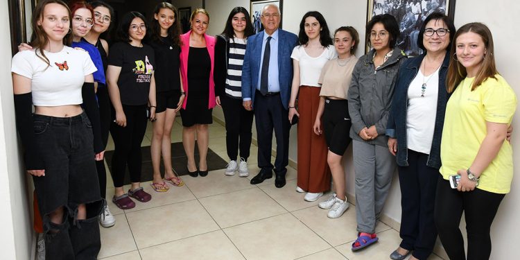 Başkan Selvitopu iftara davet eden öğrencileri kırmadı