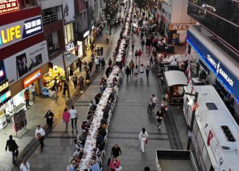 KARŞIYAKA ÇARŞI’DA 5 BİN KİŞİLİK İFTAR