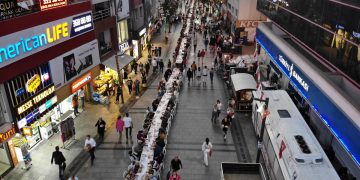 KARŞIYAKA ÇARŞI’DA 5 BİN KİŞİLİK İFTAR