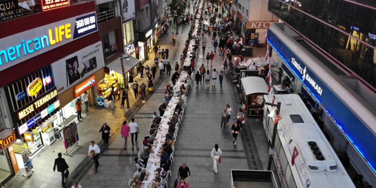 KARŞIYAKA ÇARŞI’DA 5 BİN KİŞİLİK İFTAR