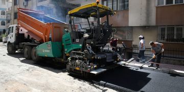 Karabağlar’da asfaltlama çalışmaları hızlandı