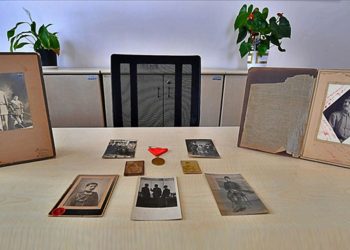 İzmirliler 100. Yıl Anı Evi için sandıkları açtı