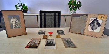 İzmirliler 100. Yıl Anı Evi için sandıkları açtı