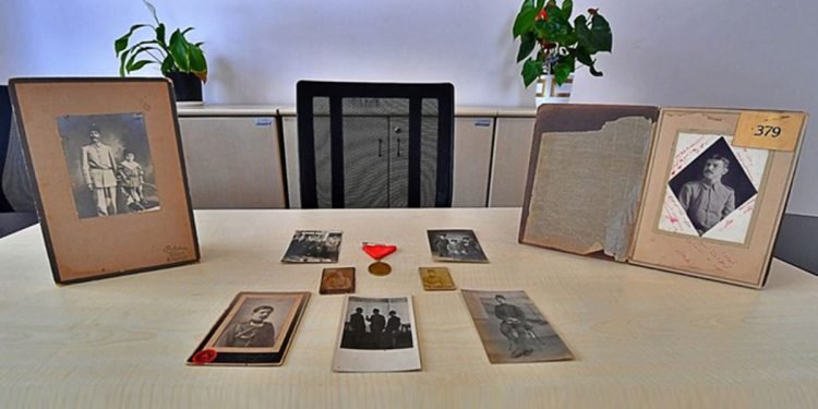 İzmirliler 100. Yıl Anı Evi için sandıkları açtı