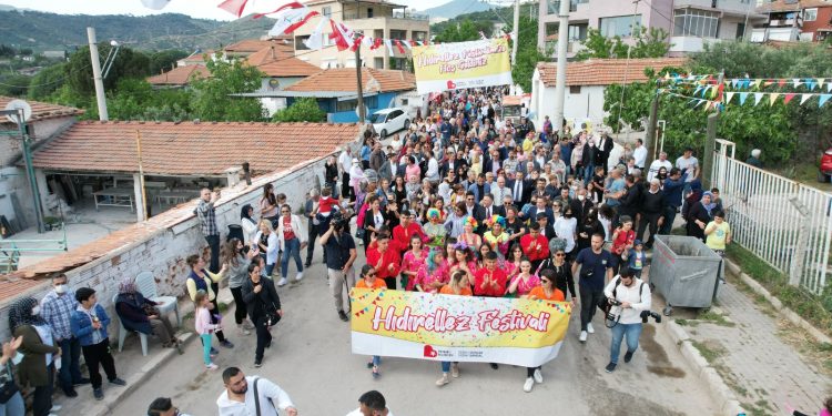 Bayraklı ‘baharı’ coşkuyla karşıladı