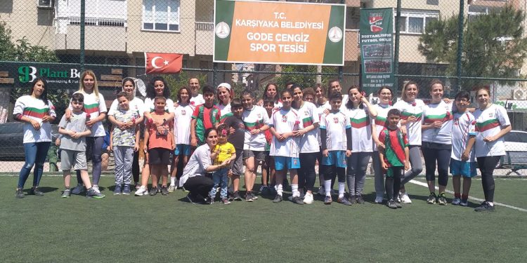 Anneler futbol oynadı…
