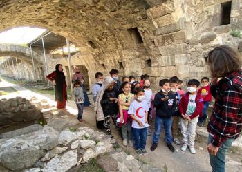 Konaklı çocuklar tarihi öğreniyor gezegenleri keşfediyor