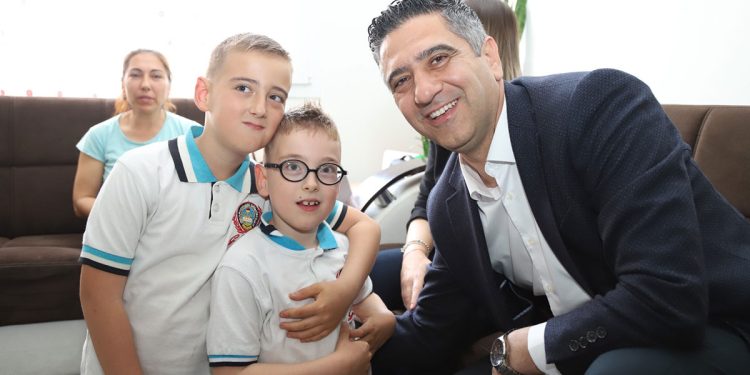 Belediye Başkanından minik Engin’e duygulandıran ziyaret