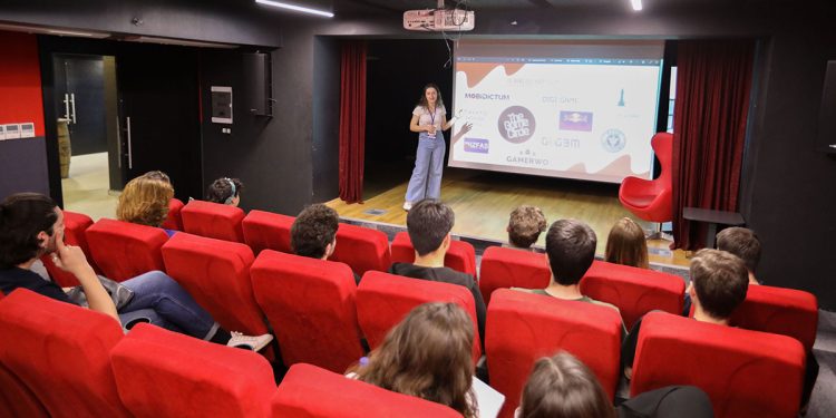 Bucalı gençler yeni teknolojilerle buluştu