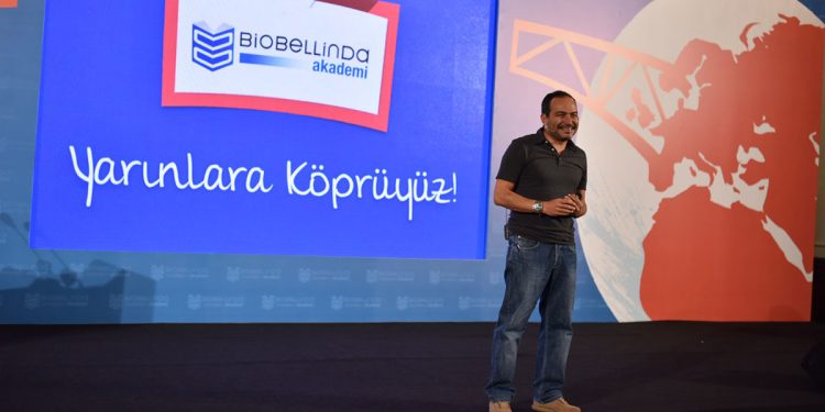 AHMET ŞERİF İZGÖREN 20 MAYIS’TA KARŞIYAKA’DA