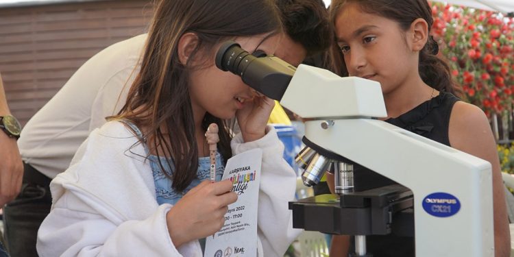 Karşıyaka’da eğlenceli ‘Fen Bilimleri’ şenliği