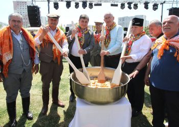 KARŞIYAKA’DA COŞKU DOLU ‘ULUSLARARASI KARŞIYAKA YÖRÜK FESTİVALİ’