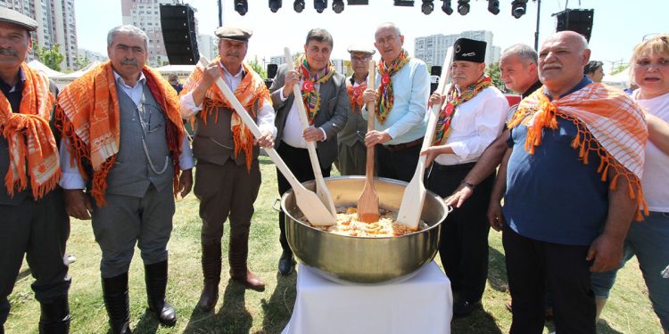 KARŞIYAKA’DA COŞKU DOLU ‘ULUSLARARASI KARŞIYAKA YÖRÜK FESTİVALİ’