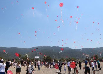 Menderes’te gökyüzü uçurtmalarla renklendi