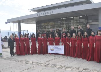 ÜNİVERSİTE ÖĞRENCİLERİNİN SOKAK KONSERİ BÜYÜK BEĞENİ TOPLADI
