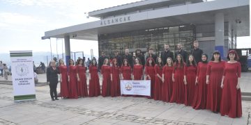 ÜNİVERSİTE ÖĞRENCİLERİNİN SOKAK KONSERİ BÜYÜK BEĞENİ TOPLADI