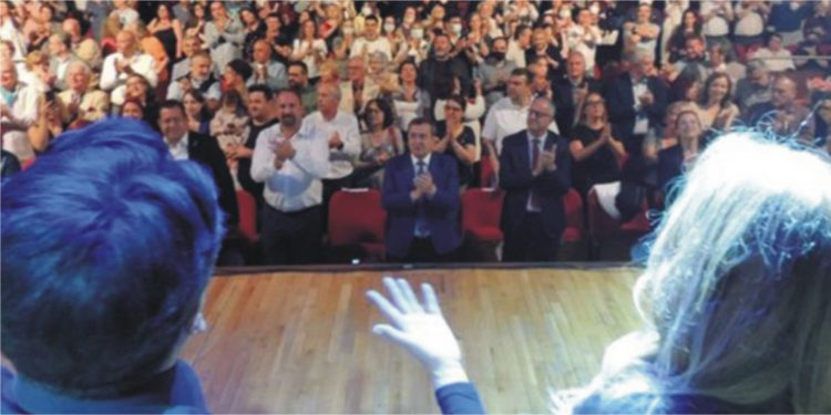 2 Günde 2 Bin 200 Kişi Ayakta Alkışladı