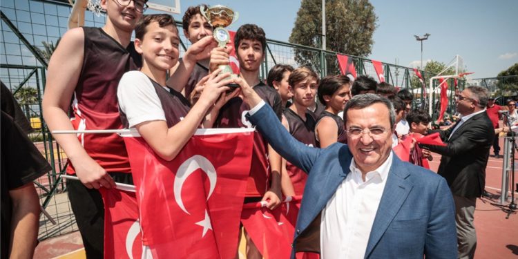 Konak’ta sokak basketbolu fırtınası esti