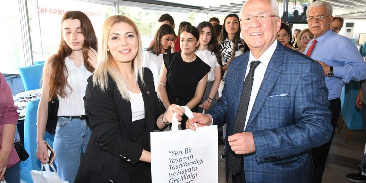 Başkan Selvitopu gençlerle kahvaltıda buluştu