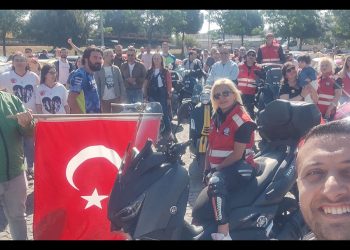 Karşıyaka Caddelerinde 19 Mayıs Konvoyu