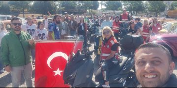 Karşıyaka Caddelerinde 19 Mayıs Konvoyu