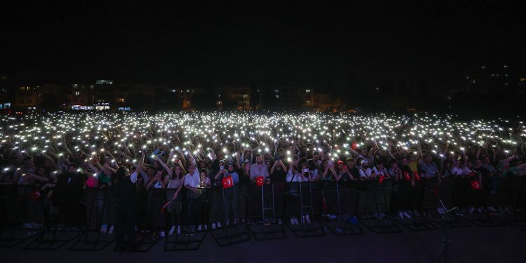 Buca’da Norm Ender ile 19 Mayıs coşkusu