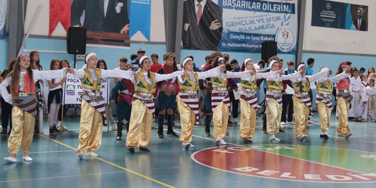 FOÇA’DA HAVA MUHALEFETİNE RAĞMEN COŞKULU 19 MAYIS