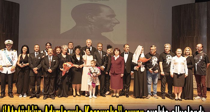 ‘’Atatürk’ün Adımlarıyla Karşıyaka’’ oyunu ayakta alkışlandı