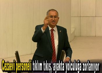 Cezaevi personeli tıklım tıkış, ayakta yolculuğa zorlanıyor