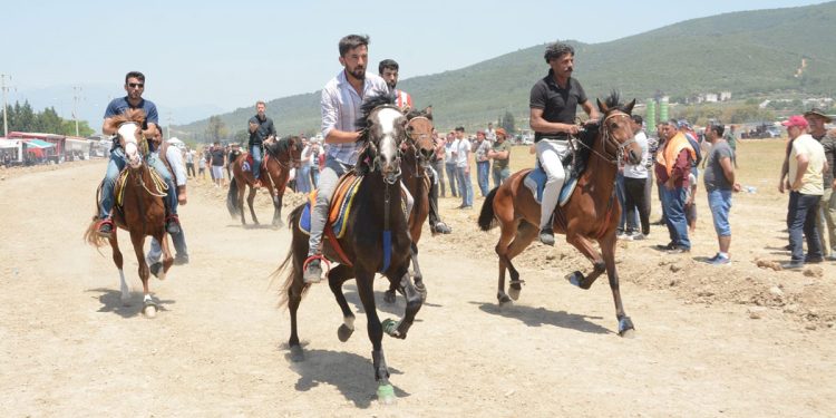 Rahvan Atlar, 7 yıl sonra Torbalı’da yarıştı