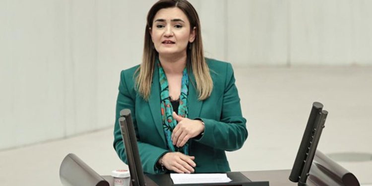 “Özel okul öğretmenleri köle gibi çalıştırılıyor”
