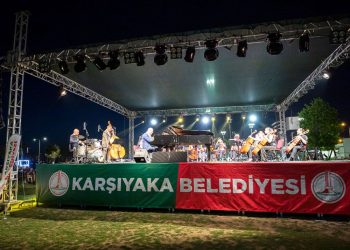 KARŞIYAKA SAHİLİNDE MÜZİK ŞÖLENİ