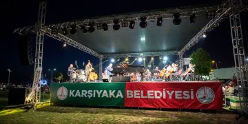KARŞIYAKA SAHİLİNDE MÜZİK ŞÖLENİ