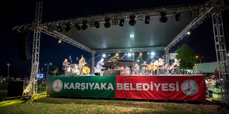 KARŞIYAKA SAHİLİNDE MÜZİK ŞÖLENİ