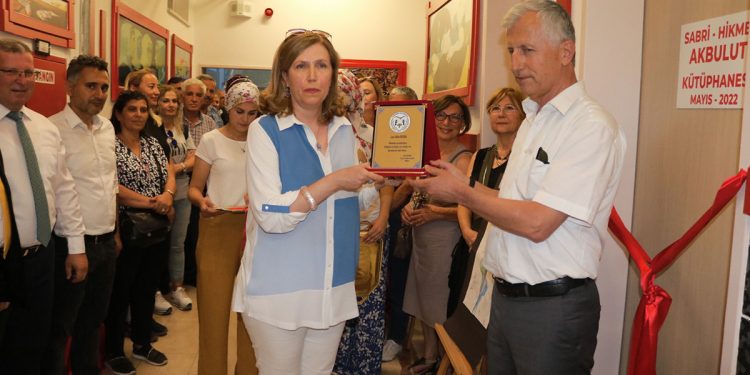 KADIN AR GE MÜHENDİSİNDEN GERENKÖY ORTAOKULUNA KÜTÜPHANE