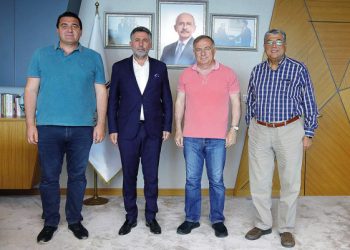 Deprem Komisyonu’nun CHP’li üyelerinden “Bayraklı çıkarması”