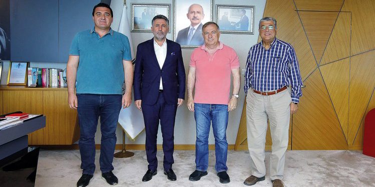Deprem Komisyonu’nun CHP’li üyelerinden “Bayraklı çıkarması”