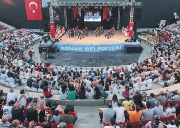 Konak’ta 300 halk dansçısı Şenlikte sahne aldı