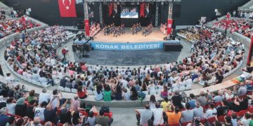 Konak’ta 300 halk dansçısı Şenlikte sahne aldı