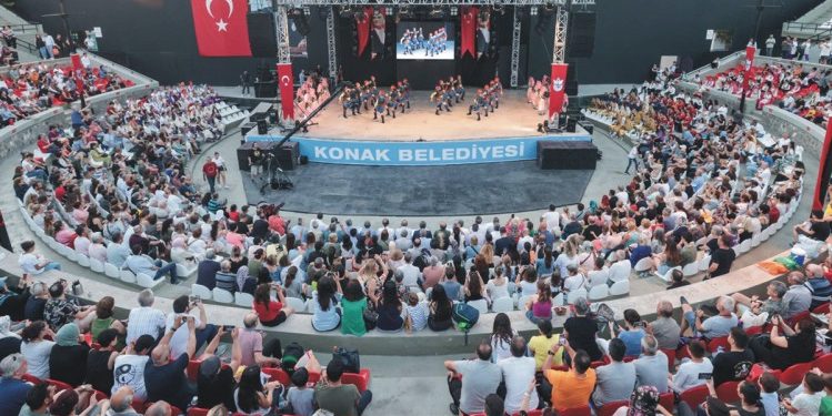 Konak’ta 300 halk dansçısı Şenlikte sahne aldı