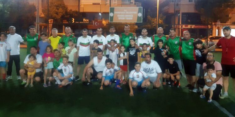 Bostanlısporlu Küçük Futbolcular&nbsp; Babalar Gününü Sahada Kutladı