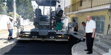 Karabağlar’da asfaltlamalar hız kesmeden sürüyor