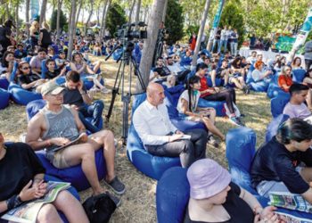 İzmirli gençler salonları doldurdu
